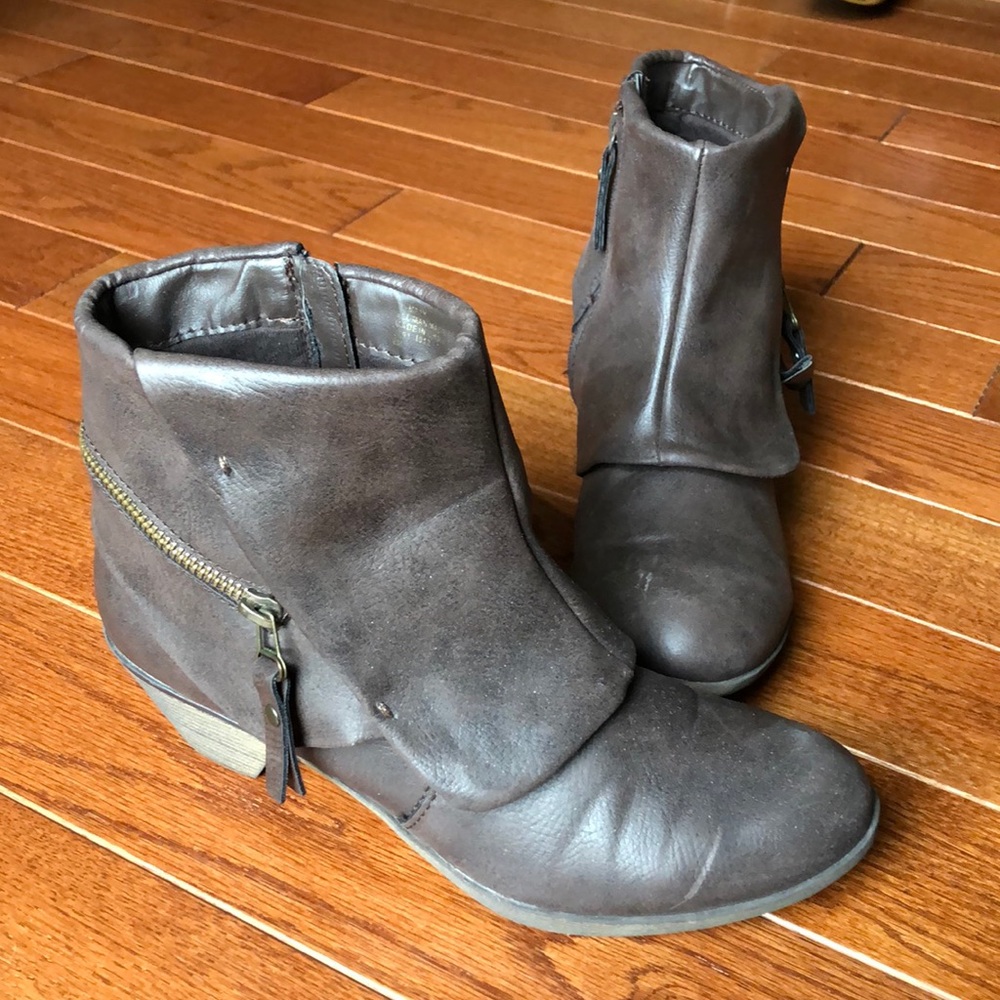 Nine West Brown Boots, Plus FREE NWT Hat.